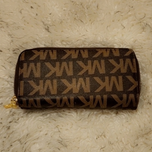 Michael Kors Logo Wallet - Picture 2 of 9